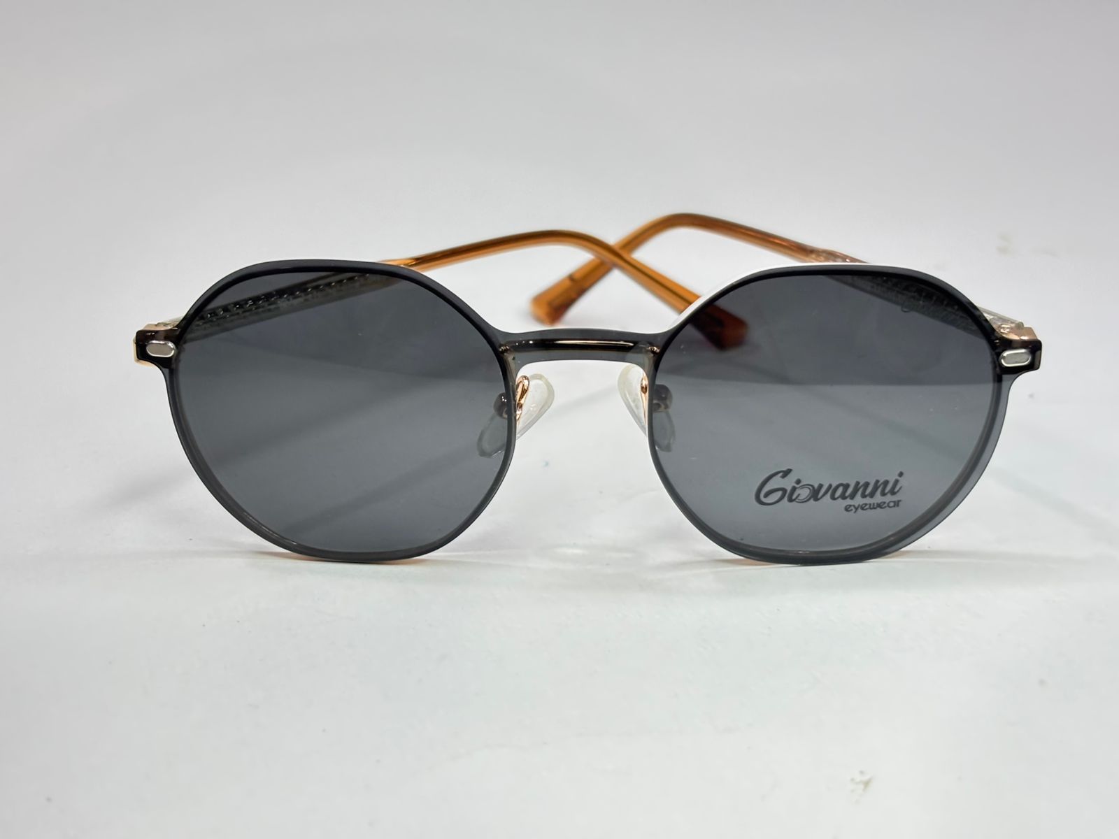 Giovanni enfant avec applique solaires